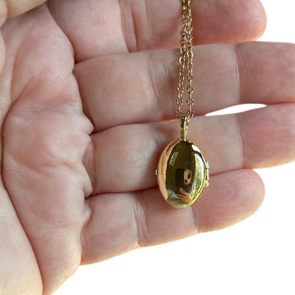 New Gold Sun & Stars Locket - Picture 6 of 7